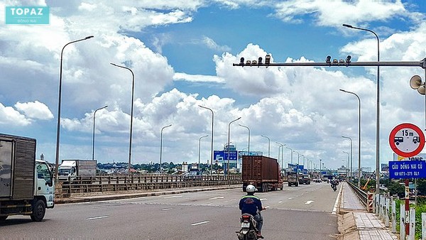 Cầu Đồng Nai được xây dựng qua sông Đồng Nai tại km 1872 + 579 trên Quốc lộ 1A