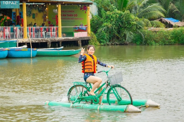 Xe đạp được trên mặt nước với hai bên bánh gắn thêm phao 