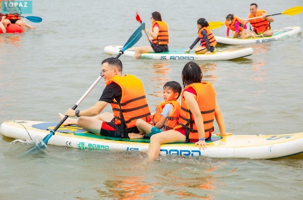Chèo thuyền kayak được nhiều bạn trẻ yêu thích khi có thể chia thành nhiều đội đua với nhau
