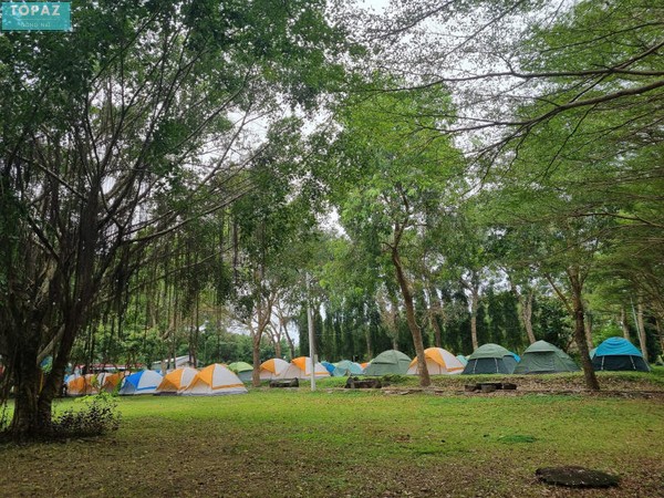 Bạn có thể dựng lều cắm trại ở bất kỳ chỗ trống nào bên trong thác Đá Hàn