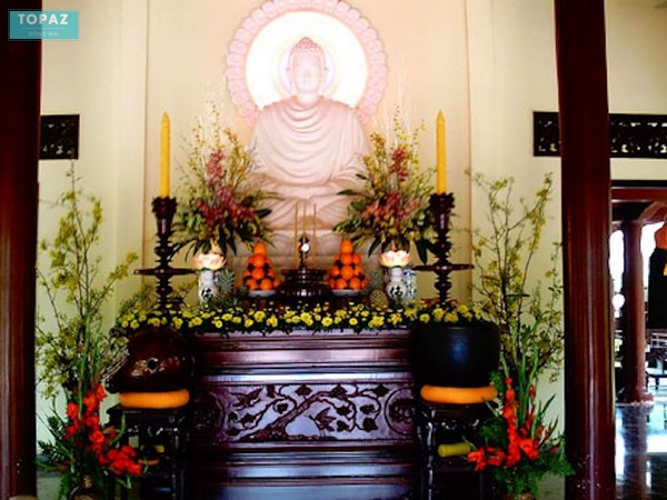 Bàn thờ Phật tại Chánh điện