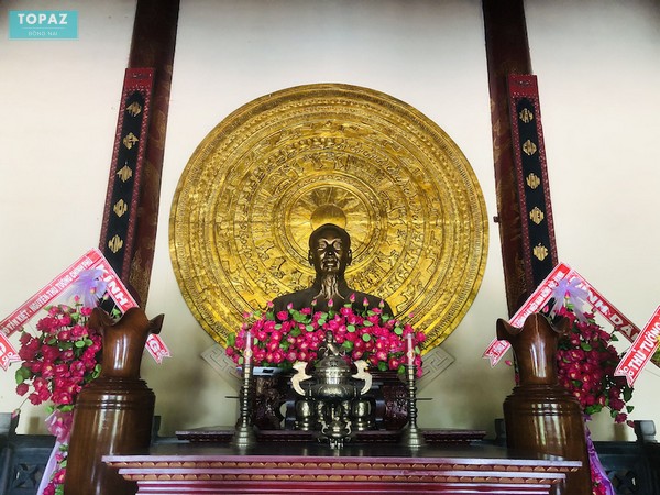 Tượng thờ Chủ tịch Hồ Chí Minh và Trống đồng Ngọc Lũ tại Văn Miếu Trấn Biên