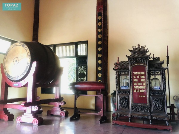 Trống hội Thăng Long, 18kg đất và 18 lít nước từ đền Hùng trưng bày tại Văn Miếu Trấn Biên