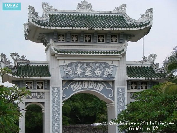 Cổng chùa Bạch Liên nhìn từ trong sân chùa