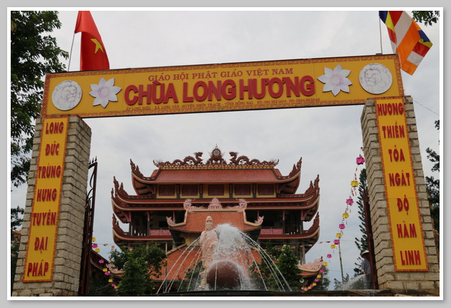 Cổng chính vào Chùa Long Hương