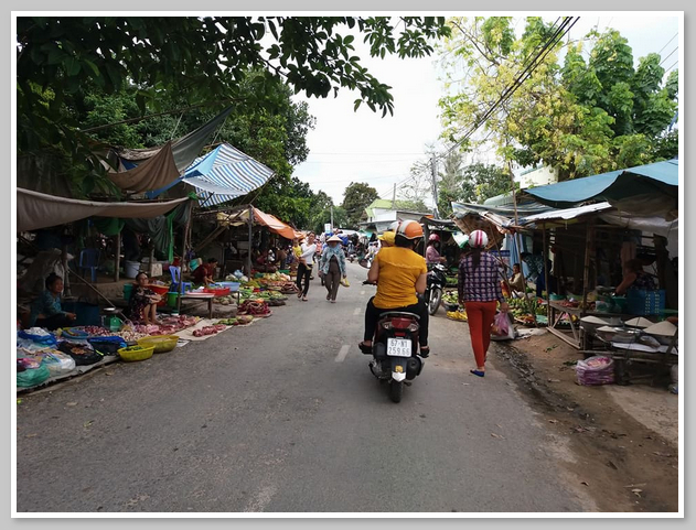 Chợ Cây Me mở cửa từ sáng đến tối tất cả các ngày trong tuần 