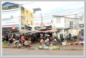 Chợ Đông Hòa mở cả ngày cho khách hàng thỏa thích mua sắm