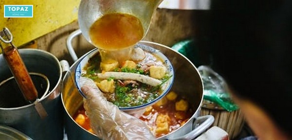 Bún Riêu Chú Mão là một quán bún riêu Biên Hòa, Đồng Nai, được biết đến với món bún riêu cua thơm ngon và phong cách phục vụ tận tình.