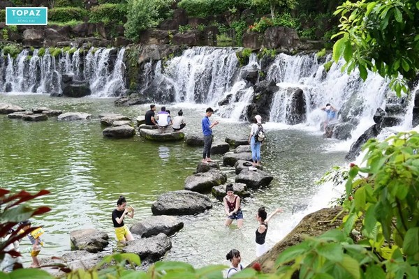 Khu du lịch này nằm tại Trà Cổ, Tân Phú, Đồng Nai, cách Sài Gòn khoảng 100 km, mang đến cho du khách một không gian xanh mát